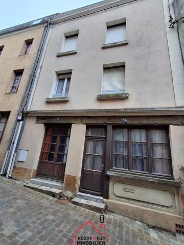 Immeuble composé de 2 appartements : un T3 loué et un T2 à rénover au RDC.