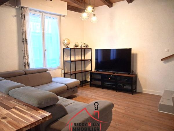 Immeuble composé de 2 appartements : un T3 loué et un T2 à rénover au RDC.