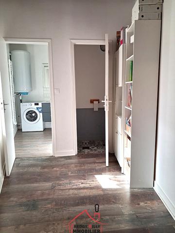 Immeuble composé de 2 appartements : un T3 loué et un T2 à rénover au RDC.