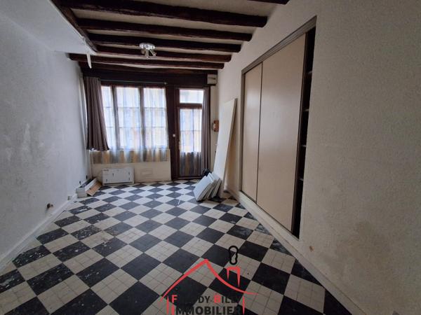 Immeuble composé de 2 appartements : un T3 loué et un T2 à rénover au RDC.
