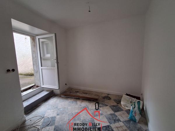 Immeuble composé de 2 appartements : un T3 loué et un T2 à rénover au RDC.