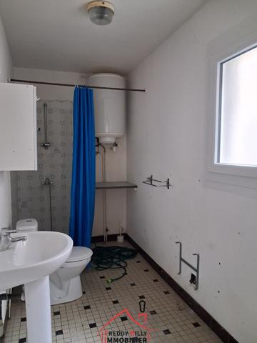 Immeuble composé de 2 appartements : un T3 loué et un T2 à rénover au RDC.