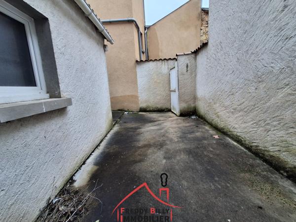 Immeuble composé de 2 appartements : un T3 loué et un T2 à rénover au RDC.