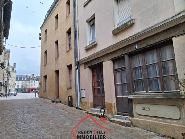 Immeuble composé de 2 appartements : un T3 loué et un T2 à rénover au RDC.