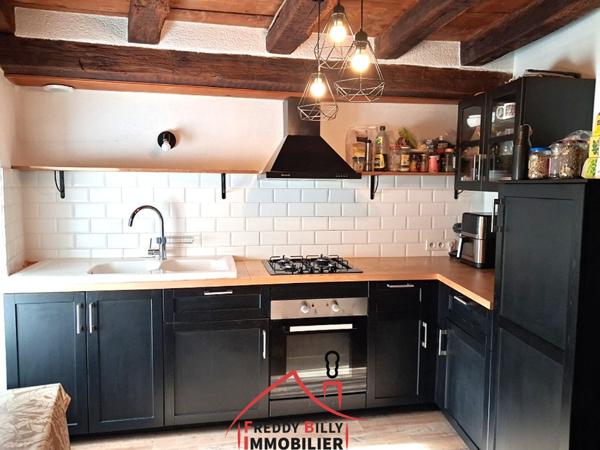 Immeuble composé de 2 appartements : un T3 loué et un T2 à rénover au RDC.