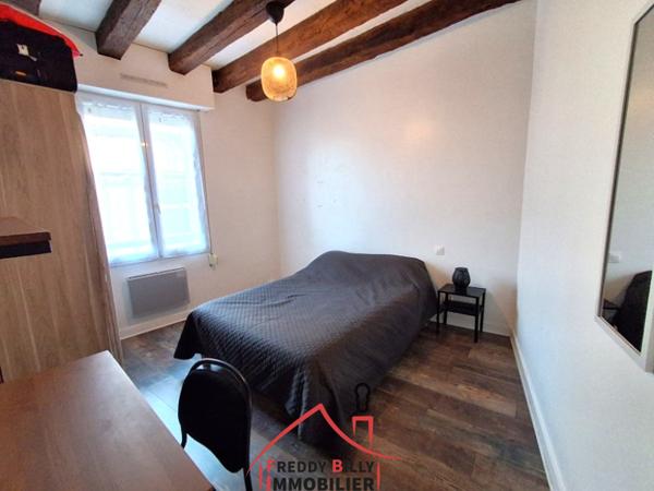Immeuble composé de 2 appartements : un T3 loué et un T2 à rénover au RDC.