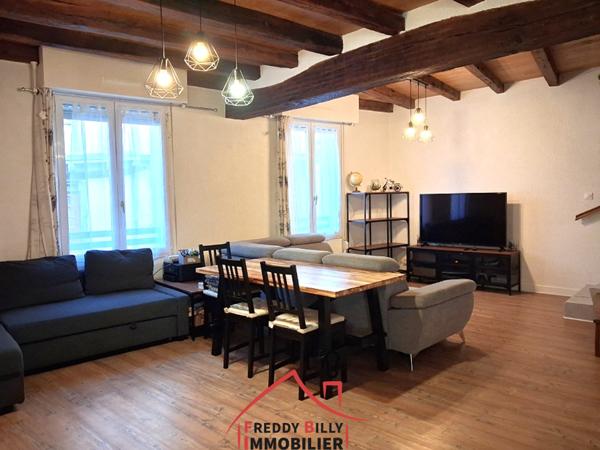 Immeuble composé de 2 appartements : un T3 loué et un T2 à rénover au RDC.