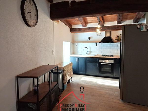 Immeuble composé de 2 appartements : un T3 loué et un T2 à rénover au RDC.