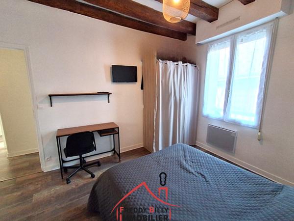Immeuble composé de 2 appartements : un T3 loué et un T2 à rénover au RDC.