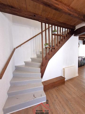 Immeuble composé de 2 appartements : un T3 loué et un T2 à rénover au RDC.