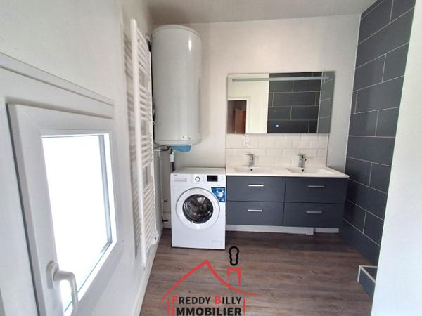 Immeuble composé de 2 appartements : un T3 loué et un T2 à rénover au RDC.