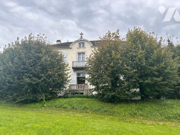 Ancien presbytère rénové récemment avec terrain arboré