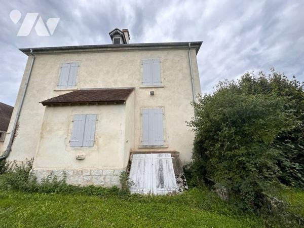 Ancien presbytère rénové récemment avec terrain arboré