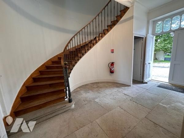 Ancien presbytère rénové récemment avec terrain arboré