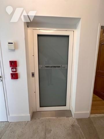 Ancien presbytère rénové récemment avec terrain arboré