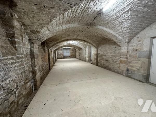 Ancien presbytère rénové récemment avec terrain arboré