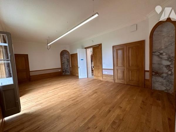 Ancien presbytère rénové récemment avec terrain arboré