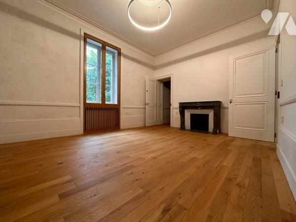 Ancien presbytère rénové récemment avec terrain arboré