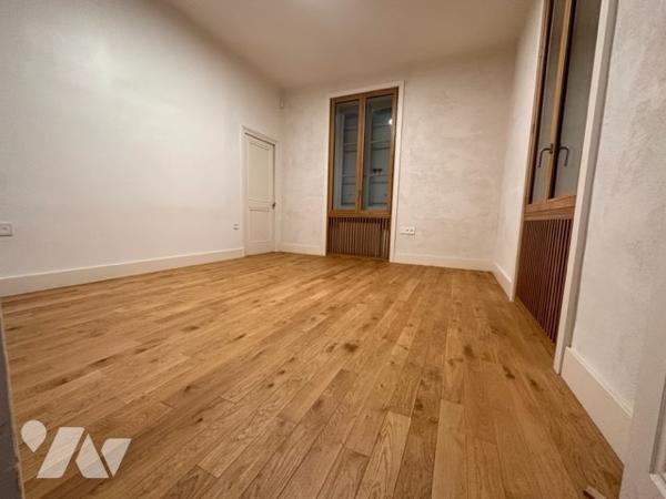 Ancien presbytère rénové récemment avec terrain arboré