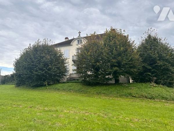 Ancien presbytère rénové récemment avec terrain arboré