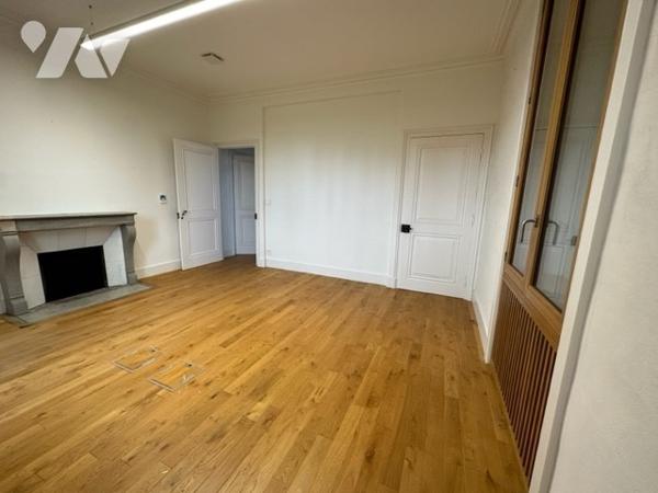 Ancien presbytère rénové récemment avec terrain arboré