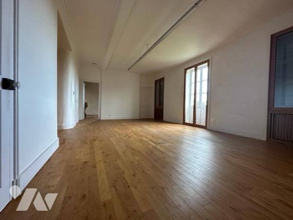 Ancien presbytère rénové récemment avec terrain arboré