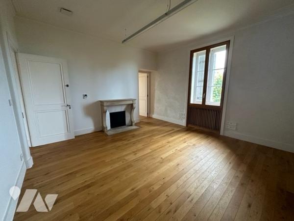 Ancien presbytère rénové récemment avec terrain arboré