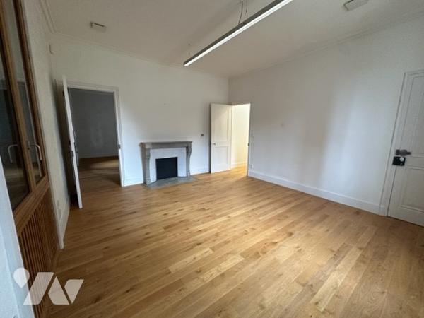 Ancien presbytère rénové récemment avec terrain arboré