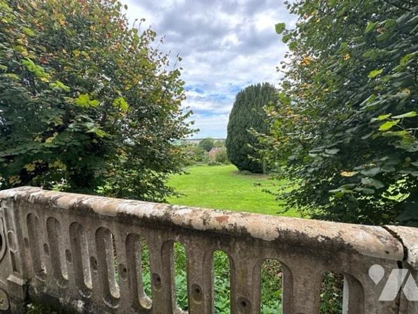 Ancien presbytère rénové récemment avec terrain arboré