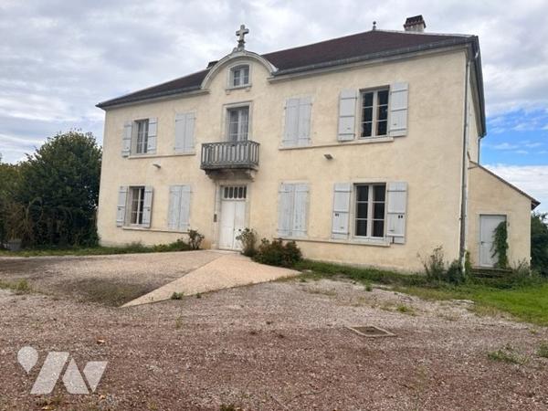 Ancien presbytère rénové récemment avec terrain arboré