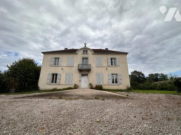 Ancien presbytère rénové récemment avec terrain arboré