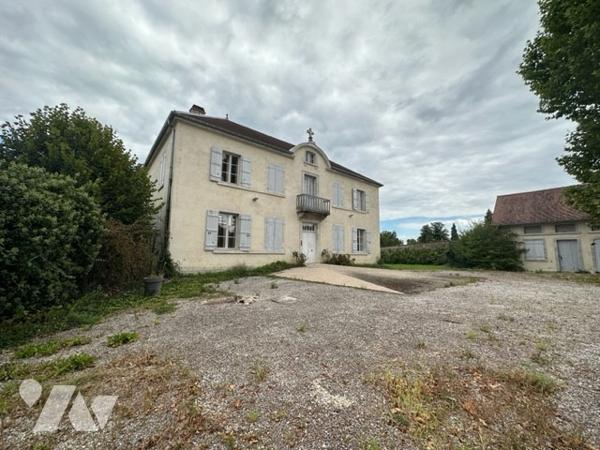 Ancien presbytère rénové récemment avec terrain arboré