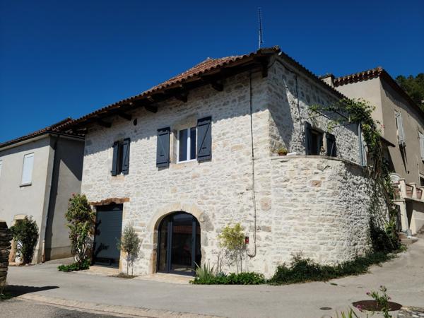 Maison, gîte, jardin cuisine d'été, vue dégagée.