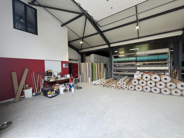 Local bureaux + dépôt Flavin