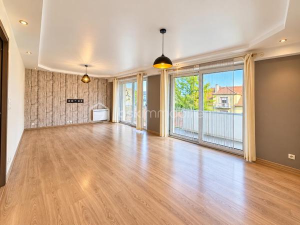 THOMAS WUWER vous présente un Appartement T5 – 3 chambres – Balcon – Cave – Aucun travaux
Venez découvrir cet appartement T5 de 108m² situé au sein d’une résidence calme et agréable.
L’appartement offre de beaux volumes avec une pièce de vie lumineuse, trois chambres ainsi qu’un balcon permettant de profiter d’un espace extérieur.
Le bien est en très bon état et ne nécessite aucun travail. Il est habitable immédiatement, idéal pour celles et ceux qui souhaitent simplement poser leurs meubles.
Une cave complète le bien et offre un espace de stockage supplémentaire.
La résidence fonctionne avec une copropriété bénévole, permettant une gestion simple et maîtrisée de la copropriété.
Classé DPE C, l’appartement bénéficie également d’une bonne performance énergétique, notamment grâce à une isolation extérieur.
Un appartement fonctionnel, bien entretenu et prêt à accueillir ses nouveaux propriétaires.
Pour davantage de renseignements ou pour organiser une visite, contactez-moi au 06 68 46 22 09.