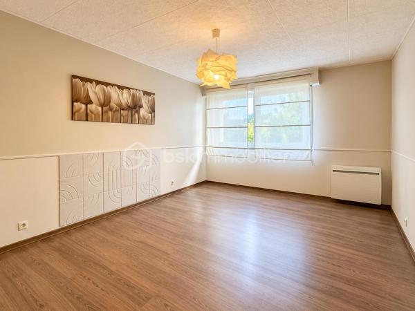 THOMAS WUWER vous présente un Appartement T5 – 3 chambres – Balcon – Cave – Aucun travaux
Venez découvrir cet appartement T5 de 108m² situé au sein d’une résidence calme et agréable.
L’appartement offre de beaux volumes avec une pièce de vie lumineuse, trois chambres ainsi qu’un balcon permettant de profiter d’un espace extérieur.
Le bien est en très bon état et ne nécessite aucun travail. Il est habitable immédiatement, idéal pour celles et ceux qui souhaitent simplement poser leurs meubles.
Une cave complète le bien et offre un espace de stockage supplémentaire.
La résidence fonctionne avec une copropriété bénévole, permettant une gestion simple et maîtrisée de la copropriété.
Classé DPE C, l’appartement bénéficie également d’une bonne performance énergétique, notamment grâce à une isolation extérieur.
Un appartement fonctionnel, bien entretenu et prêt à accueillir ses nouveaux propriétaires.
Pour davantage de renseignements ou pour organiser une visite, contactez-moi au 06 68 46 22 09.