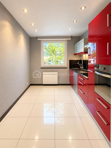 THOMAS WUWER vous présente un Appartement T5 – 3 chambres – Balcon – Cave – Aucun travaux
Venez découvrir cet appartement T5 de 108m² situé au sein d’une résidence calme et agréable.
L’appartement offre de beaux volumes avec une pièce de vie lumineuse, trois chambres ainsi qu’un balcon permettant de profiter d’un espace extérieur.
Le bien est en très bon état et ne nécessite aucun travail. Il est habitable immédiatement, idéal pour celles et ceux qui souhaitent simplement poser leurs meubles.
Une cave complète le bien et offre un espace de stockage supplémentaire.
La résidence fonctionne avec une copropriété bénévole, permettant une gestion simple et maîtrisée de la copropriété.
Classé DPE C, l’appartement bénéficie également d’une bonne performance énergétique, notamment grâce à une isolation extérieur.
Un appartement fonctionnel, bien entretenu et prêt à accueillir ses nouveaux propriétaires.
Pour davantage de renseignements ou pour organiser une visite, contactez-moi au 06 68 46 22 09.