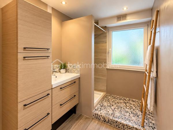 THOMAS WUWER vous présente un Appartement T5 – 3 chambres – Balcon – Cave – Aucun travaux
Venez découvrir cet appartement T5 de 108m² situé au sein d’une résidence calme et agréable.
L’appartement offre de beaux volumes avec une pièce de vie lumineuse, trois chambres ainsi qu’un balcon permettant de profiter d’un espace extérieur.
Le bien est en très bon état et ne nécessite aucun travail. Il est habitable immédiatement, idéal pour celles et ceux qui souhaitent simplement poser leurs meubles.
Une cave complète le bien et offre un espace de stockage supplémentaire.
La résidence fonctionne avec une copropriété bénévole, permettant une gestion simple et maîtrisée de la copropriété.
Classé DPE C, l’appartement bénéficie également d’une bonne performance énergétique, notamment grâce à une isolation extérieur.
Un appartement fonctionnel, bien entretenu et prêt à accueillir ses nouveaux propriétaires.
Pour davantage de renseignements ou pour organiser une visite, contactez-moi au 06 68 46 22 09.