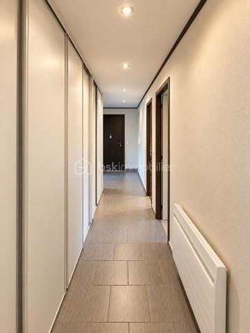 THOMAS WUWER vous présente un Appartement T5 – 3 chambres – Balcon – Cave – Aucun travaux
Venez découvrir cet appartement T5 de 108m² situé au sein d’une résidence calme et agréable.
L’appartement offre de beaux volumes avec une pièce de vie lumineuse, trois chambres ainsi qu’un balcon permettant de profiter d’un espace extérieur.
Le bien est en très bon état et ne nécessite aucun travail. Il est habitable immédiatement, idéal pour celles et ceux qui souhaitent simplement poser leurs meubles.
Une cave complète le bien et offre un espace de stockage supplémentaire.
La résidence fonctionne avec une copropriété bénévole, permettant une gestion simple et maîtrisée de la copropriété.
Classé DPE C, l’appartement bénéficie également d’une bonne performance énergétique, notamment grâce à une isolation extérieur.
Un appartement fonctionnel, bien entretenu et prêt à accueillir ses nouveaux propriétaires.
Pour davantage de renseignements ou pour organiser une visite, contactez-moi au 06 68 46 22 09.