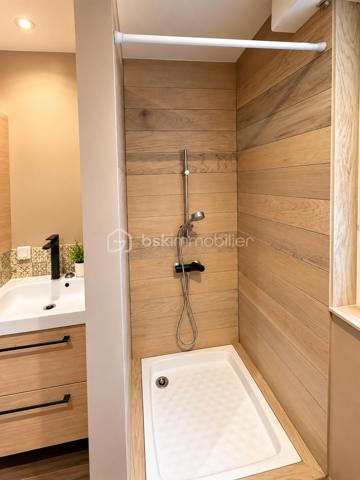 THOMAS WUWER vous présente un Appartement T5 – 3 chambres – Balcon – Cave – Aucun travaux
Venez découvrir cet appartement T5 de 108m² situé au sein d’une résidence calme et agréable.
L’appartement offre de beaux volumes avec une pièce de vie lumineuse, trois chambres ainsi qu’un balcon permettant de profiter d’un espace extérieur.
Le bien est en très bon état et ne nécessite aucun travail. Il est habitable immédiatement, idéal pour celles et ceux qui souhaitent simplement poser leurs meubles.
Une cave complète le bien et offre un espace de stockage supplémentaire.
La résidence fonctionne avec une copropriété bénévole, permettant une gestion simple et maîtrisée de la copropriété.
Classé DPE C, l’appartement bénéficie également d’une bonne performance énergétique, notamment grâce à une isolation extérieur.
Un appartement fonctionnel, bien entretenu et prêt à accueillir ses nouveaux propriétaires.
Pour davantage de renseignements ou pour organiser une visite, contactez-moi au 06 68 46 22 09.