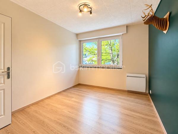 THOMAS WUWER vous présente un Appartement T5 – 3 chambres – Balcon – Cave – Aucun travaux
Venez découvrir cet appartement T5 de 108m² situé au sein d’une résidence calme et agréable.
L’appartement offre de beaux volumes avec une pièce de vie lumineuse, trois chambres ainsi qu’un balcon permettant de profiter d’un espace extérieur.
Le bien est en très bon état et ne nécessite aucun travail. Il est habitable immédiatement, idéal pour celles et ceux qui souhaitent simplement poser leurs meubles.
Une cave complète le bien et offre un espace de stockage supplémentaire.
La résidence fonctionne avec une copropriété bénévole, permettant une gestion simple et maîtrisée de la copropriété.
Classé DPE C, l’appartement bénéficie également d’une bonne performance énergétique, notamment grâce à une isolation extérieur.
Un appartement fonctionnel, bien entretenu et prêt à accueillir ses nouveaux propriétaires.
Pour davantage de renseignements ou pour organiser une visite, contactez-moi au 06 68 46 22 09.