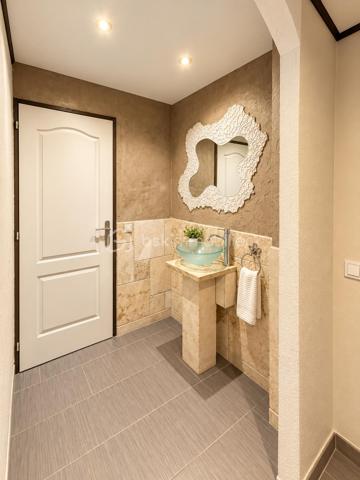 THOMAS WUWER vous présente un Appartement T5 – 3 chambres – Balcon – Cave – Aucun travaux
Venez découvrir cet appartement T5 de 108m² situé au sein d’une résidence calme et agréable.
L’appartement offre de beaux volumes avec une pièce de vie lumineuse, trois chambres ainsi qu’un balcon permettant de profiter d’un espace extérieur.
Le bien est en très bon état et ne nécessite aucun travail. Il est habitable immédiatement, idéal pour celles et ceux qui souhaitent simplement poser leurs meubles.
Une cave complète le bien et offre un espace de stockage supplémentaire.
La résidence fonctionne avec une copropriété bénévole, permettant une gestion simple et maîtrisée de la copropriété.
Classé DPE C, l’appartement bénéficie également d’une bonne performance énergétique, notamment grâce à une isolation extérieur.
Un appartement fonctionnel, bien entretenu et prêt à accueillir ses nouveaux propriétaires.
Pour davantage de renseignements ou pour organiser une visite, contactez-moi au 06 68 46 22 09.