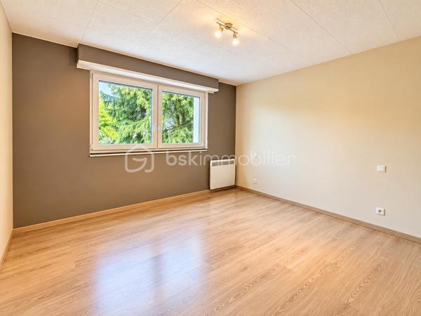 THOMAS WUWER vous présente un Appartement T5 – 3 chambres – Balcon – Cave – Aucun travaux
Venez découvrir cet appartement T5 de 108m² situé au sein d’une résidence calme et agréable.
L’appartement offre de beaux volumes avec une pièce de vie lumineuse, trois chambres ainsi qu’un balcon permettant de profiter d’un espace extérieur.
Le bien est en très bon état et ne nécessite aucun travail. Il est habitable immédiatement, idéal pour celles et ceux qui souhaitent simplement poser leurs meubles.
Une cave complète le bien et offre un espace de stockage supplémentaire.
La résidence fonctionne avec une copropriété bénévole, permettant une gestion simple et maîtrisée de la copropriété.
Classé DPE C, l’appartement bénéficie également d’une bonne performance énergétique, notamment grâce à une isolation extérieur.
Un appartement fonctionnel, bien entretenu et prêt à accueillir ses nouveaux propriétaires.
Pour davantage de renseignements ou pour organiser une visite, contactez-moi au 06 68 46 22 09.
