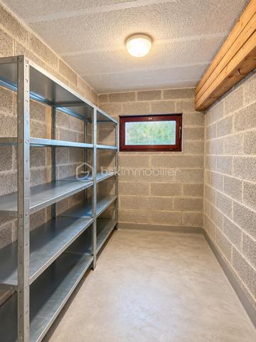THOMAS WUWER vous présente un Appartement T5 – 3 chambres – Balcon – Cave – Aucun travaux
Venez découvrir cet appartement T5 de 108m² situé au sein d’une résidence calme et agréable.
L’appartement offre de beaux volumes avec une pièce de vie lumineuse, trois chambres ainsi qu’un balcon permettant de profiter d’un espace extérieur.
Le bien est en très bon état et ne nécessite aucun travail. Il est habitable immédiatement, idéal pour celles et ceux qui souhaitent simplement poser leurs meubles.
Une cave complète le bien et offre un espace de stockage supplémentaire.
La résidence fonctionne avec une copropriété bénévole, permettant une gestion simple et maîtrisée de la copropriété.
Classé DPE C, l’appartement bénéficie également d’une bonne performance énergétique, notamment grâce à une isolation extérieur.
Un appartement fonctionnel, bien entretenu et prêt à accueillir ses nouveaux propriétaires.
Pour davantage de renseignements ou pour organiser une visite, contactez-moi au 06 68 46 22 09.