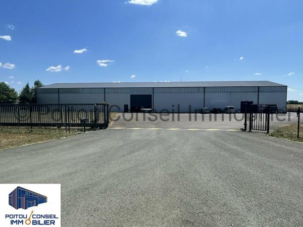 BATIMENT INDUSTRIEL RECENT DE 2400m2 FACILE D’ACCES SUR GRAND FONCIER PROCHE PEAGE