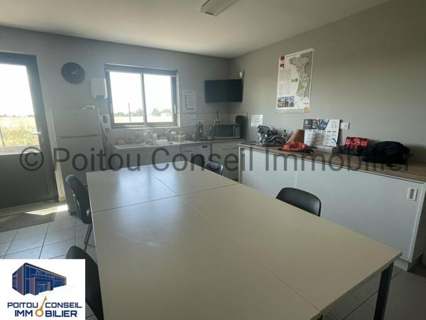 BATIMENT INDUSTRIEL RECENT DE 2400m2 FACILE D’ACCES SUR GRAND FONCIER PROCHE PEAGE