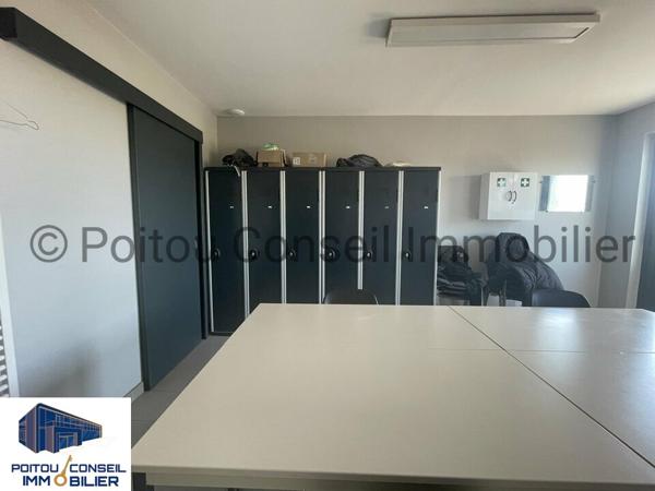 BATIMENT INDUSTRIEL RECENT DE 2400m2 FACILE D’ACCES SUR GRAND FONCIER PROCHE PEAGE
