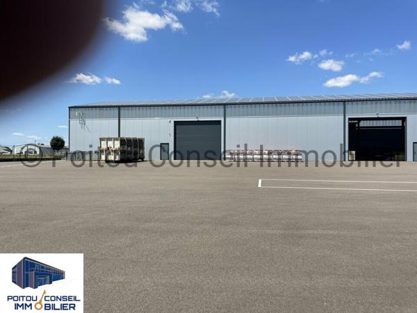 BATIMENT INDUSTRIEL RECENT DE 2400m2 FACILE D’ACCES SUR GRAND FONCIER PROCHE PEAGE