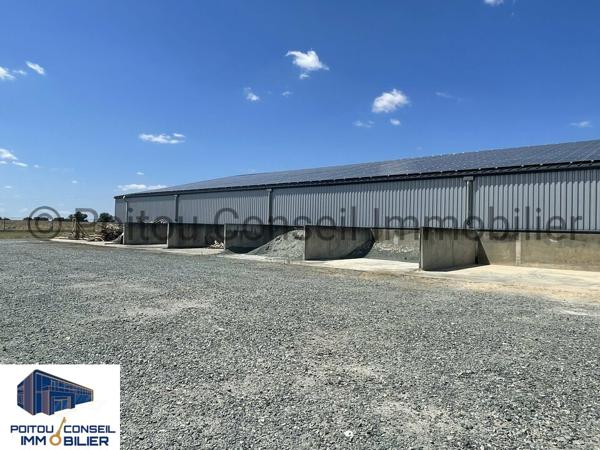 BATIMENT INDUSTRIEL RECENT DE 2400m2 FACILE D’ACCES SUR GRAND FONCIER PROCHE PEAGE