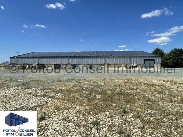 BATIMENT INDUSTRIEL RECENT DE 2400m2 FACILE D’ACCES SUR GRAND FONCIER PROCHE PEAGE